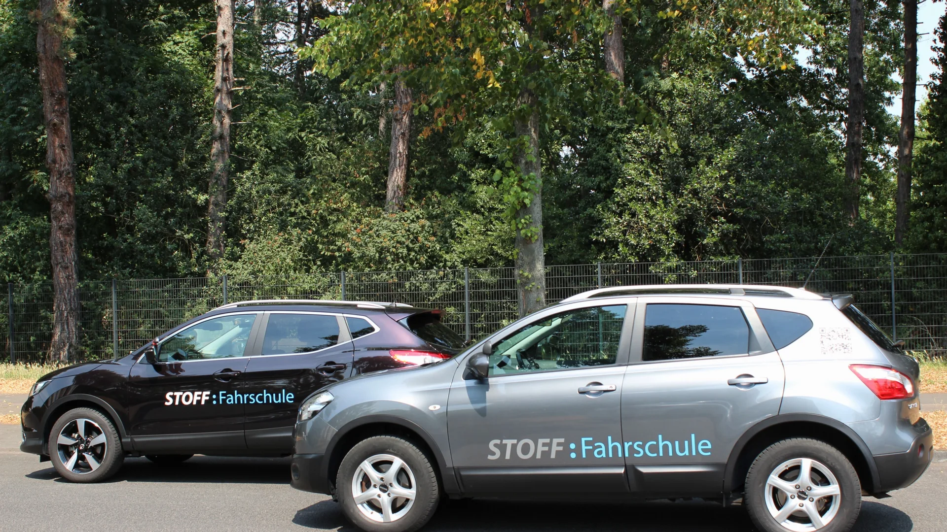 Zwei Fahrzeuge der Fahrschule Stoff